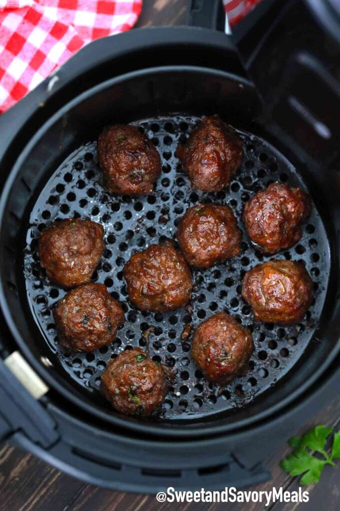 Juicy meatballs in an air fryer basket 