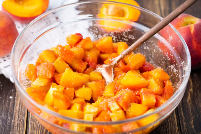 A bowl of sliced peaches.