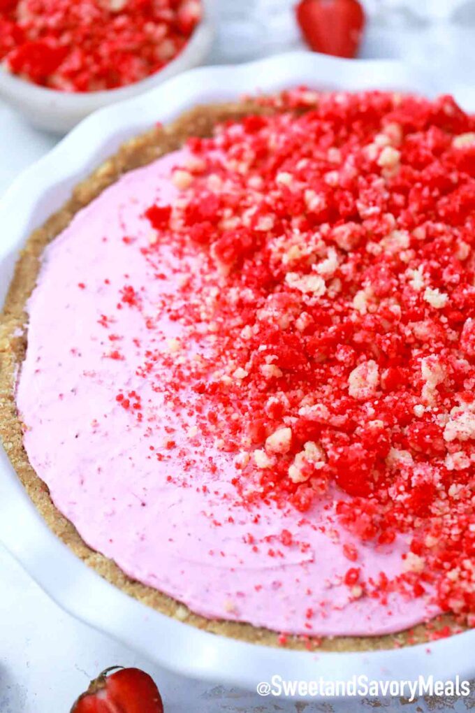 strawberry shortcake pie with strawberry crumbles on top