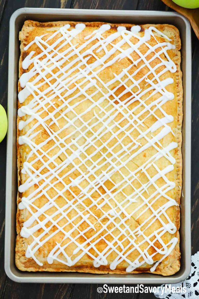 overhead shot of apple slab pie in a jelly roll pan