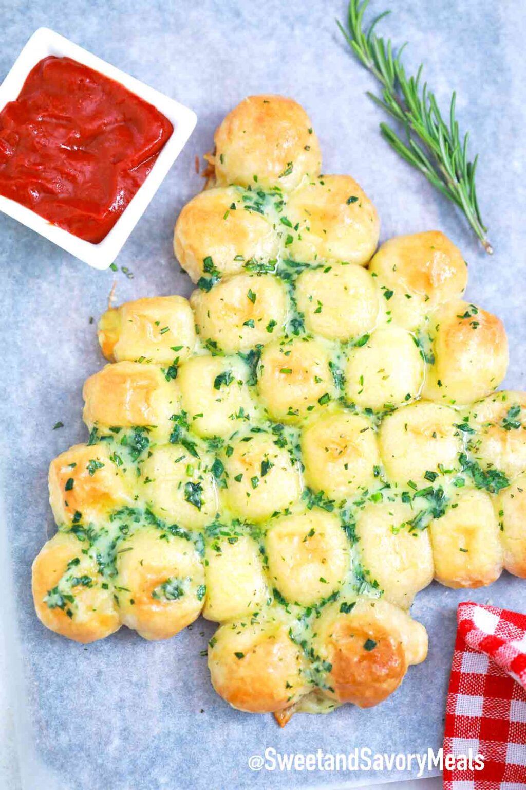 Pull Apart Christmas Tree - Sweet and Savory Meals