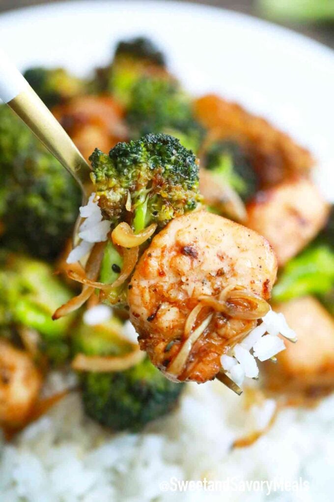 a forkful or chicken and broccoli