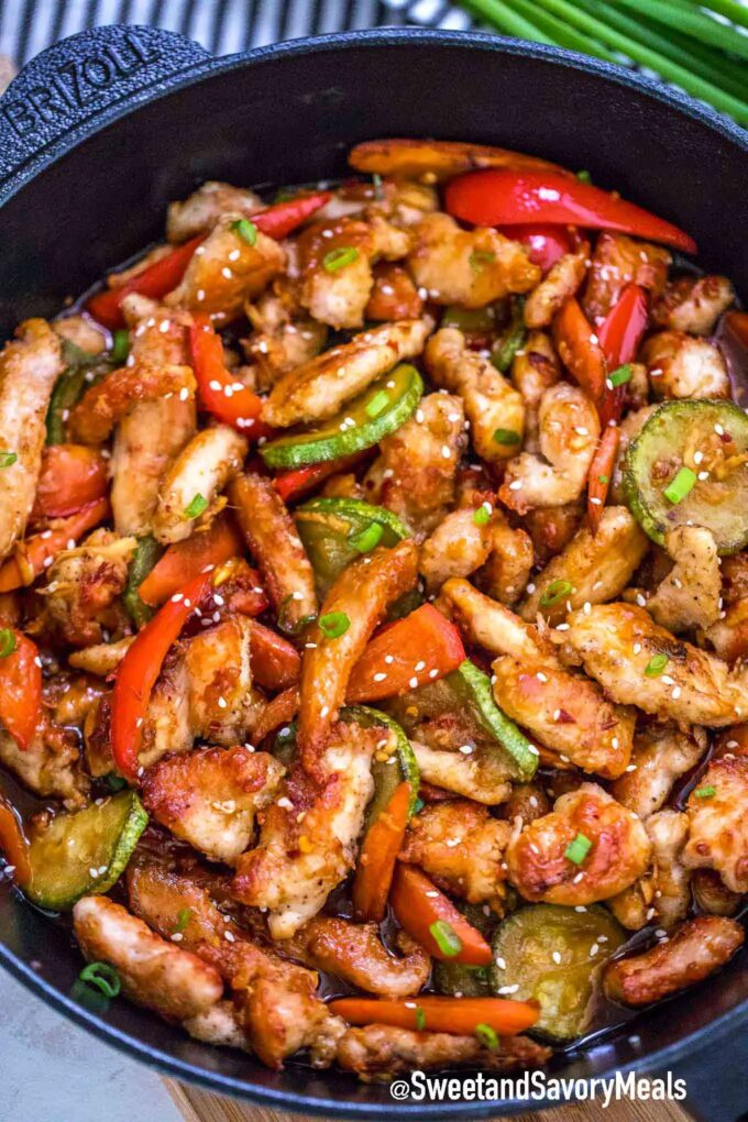 Hunan chicken with bell peppers and zucchini in a cast iron pan