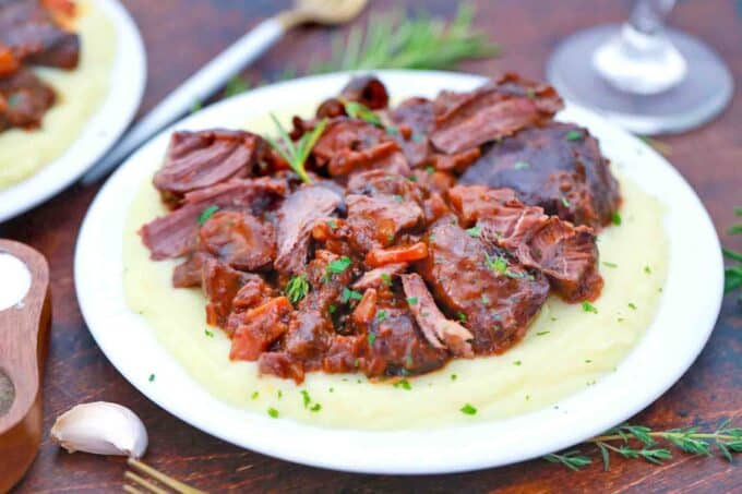beef and mushrooms with mashed potatoes
