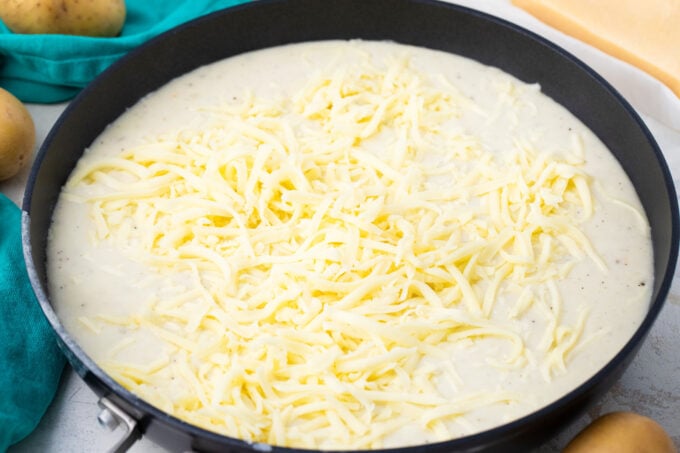 Cheesy sauce for bechamel sauce potato gratin.