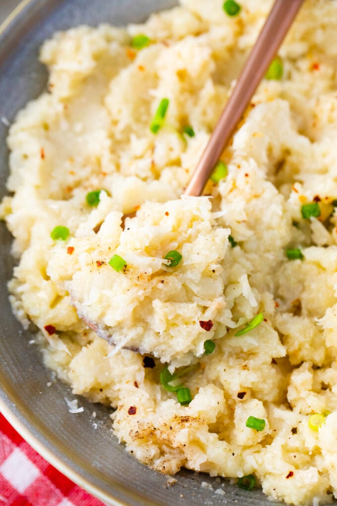 A bowl of Instant Pot mashed cauliflower.