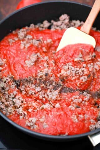 cooking ground beef and tomato sauce
