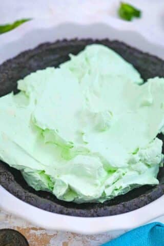 adding green mint filling to Oreo crust