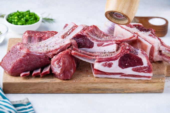 Seasoning lamb ribs.