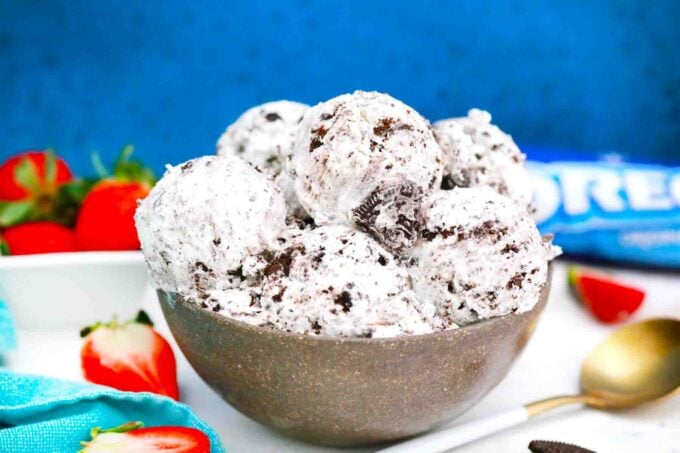 a bowl of 3 ingredient oreo ice cream