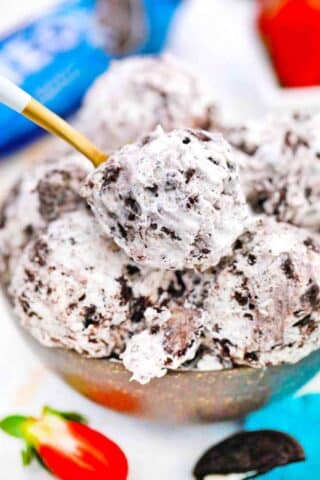 spoonful of homemade oreo ice cream