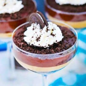 layered 5 minute chocolate oreo pudding in serving glasses