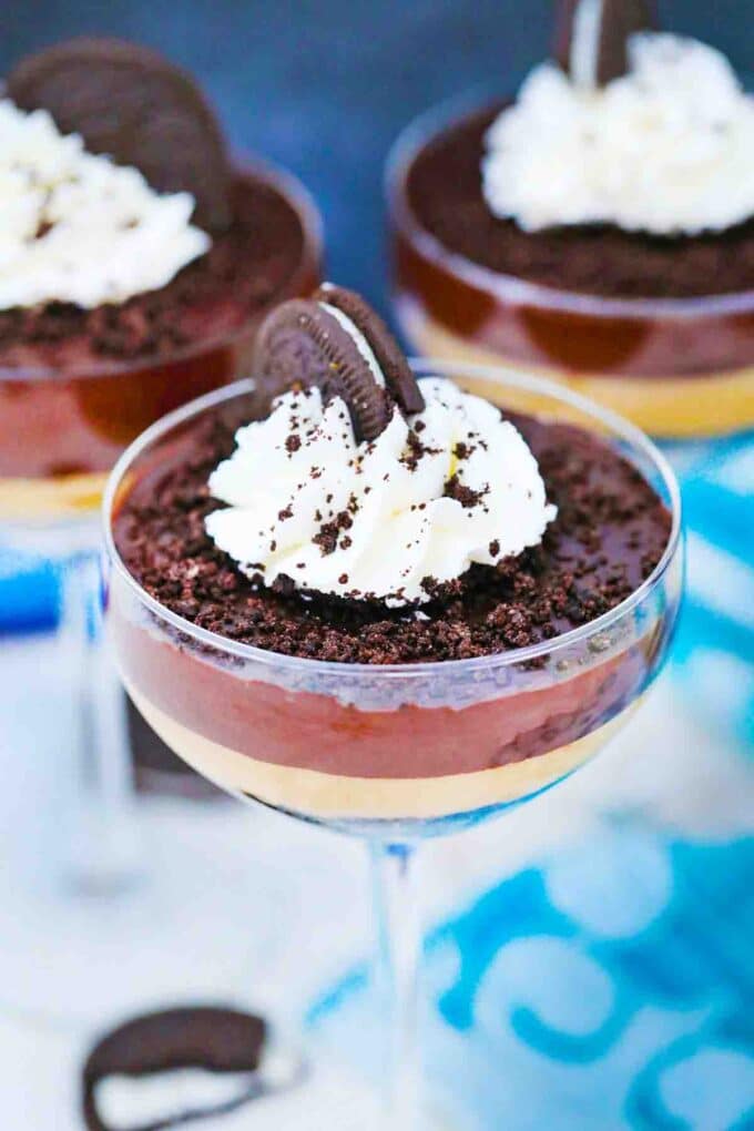 layered 5 minute chocolate oreo pudding in serving glasses