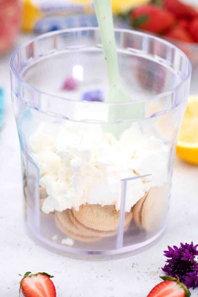 icing cream cheese and Oreos