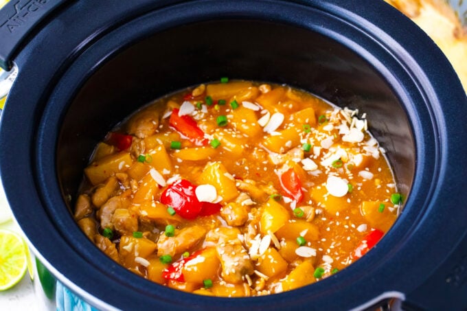Slow cooker Hawaiian chicken with bell peppers and pineapple.