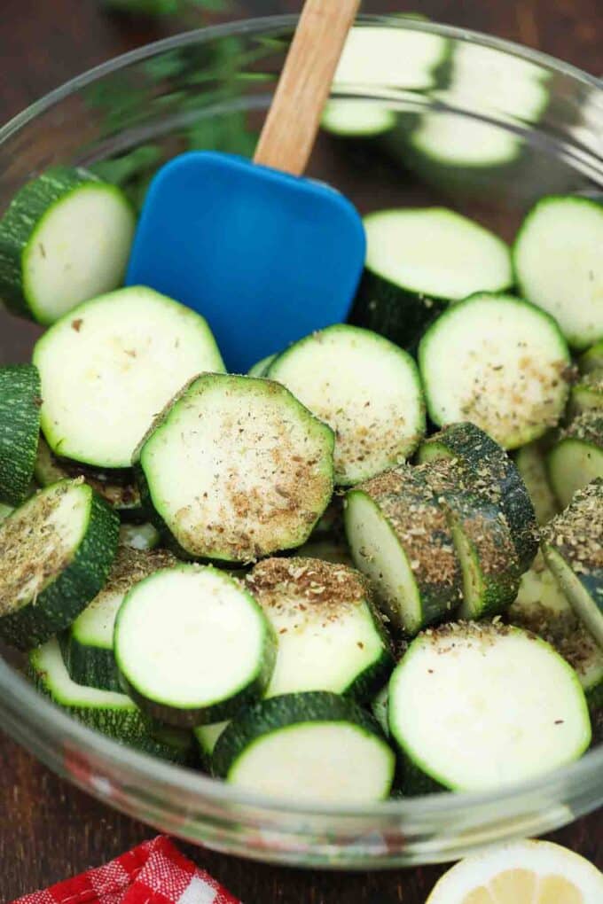 seasoning sliced zucchini