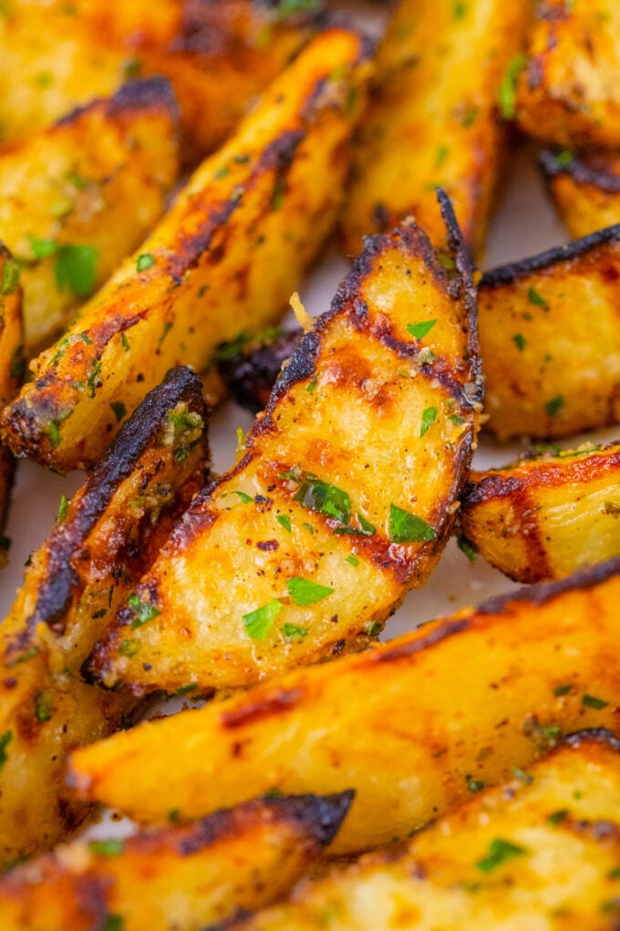 Crispy grilled potatoes in a parsley sauce.