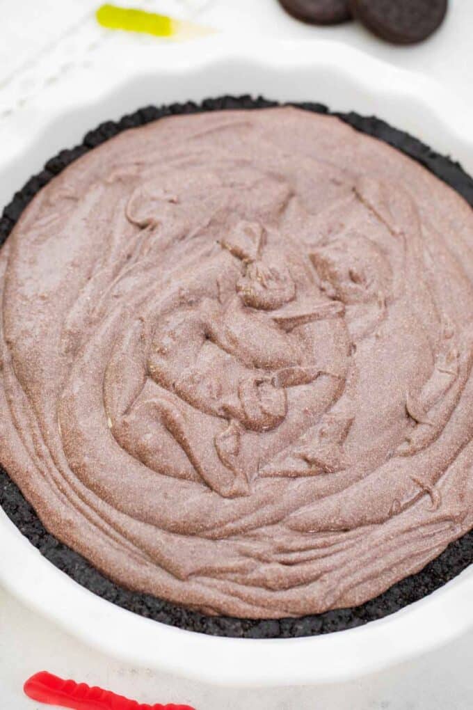 chocolate pudding in an oreo crust pie dish