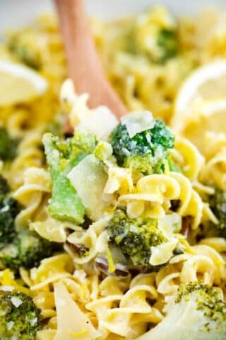 close shot of a spoonful of lemon broccoli pasta
