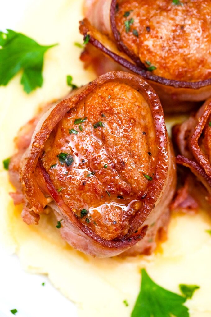 Juicy bacon pork medallions served with mashed potatoes.