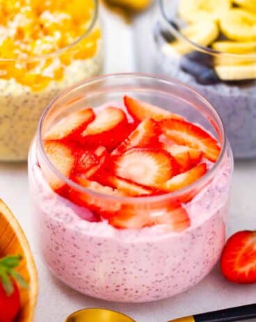 strawberry cheesecake chia pudding topped with fresh sliced strawberries