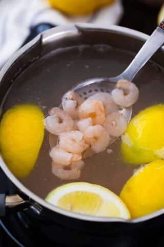 boiling shrimp with lemons
