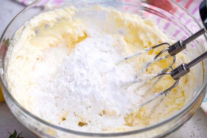 Beating mascarpone, cream cheese and sugar.