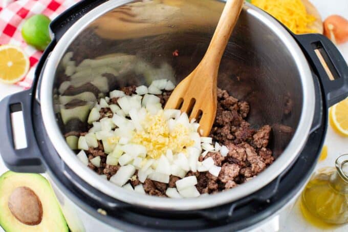 cooking ground beef in the instant pot with onion and garlic