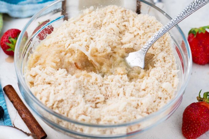 Mixing ingredients for keo cheesecake crust in a bowl.