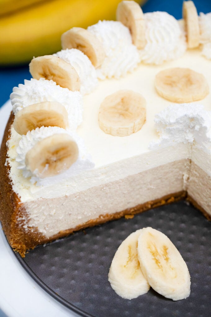 Sliced banana cream cheesecake.