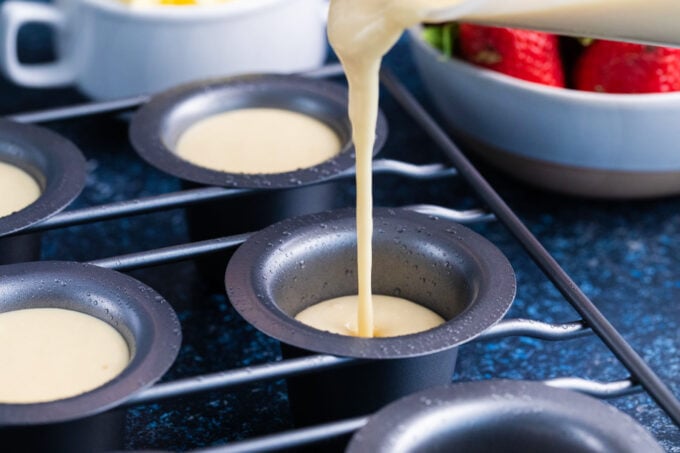 Pouring popover bater in popover pan.