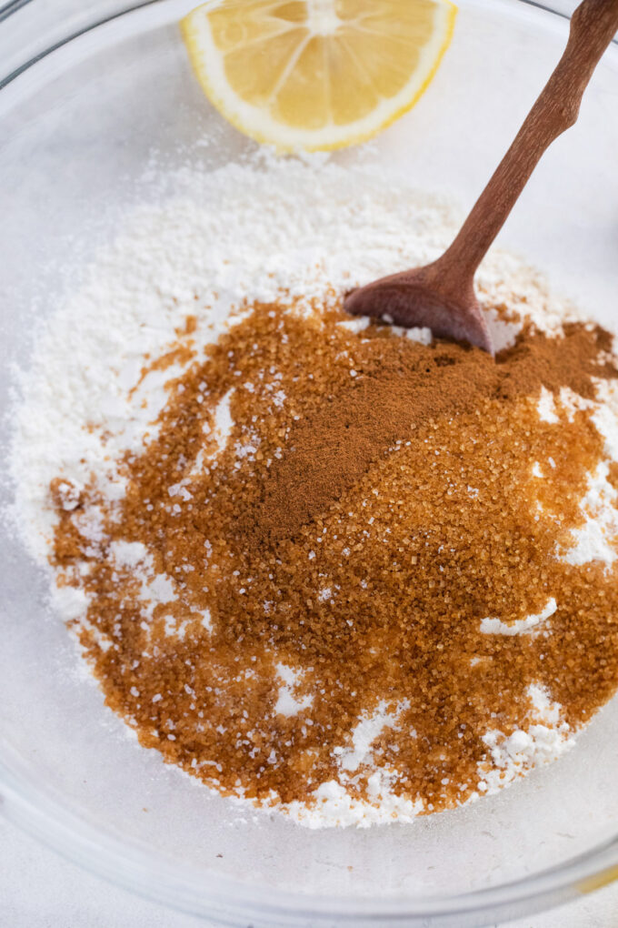 Mixing flour with cinnamon and brown sugar.